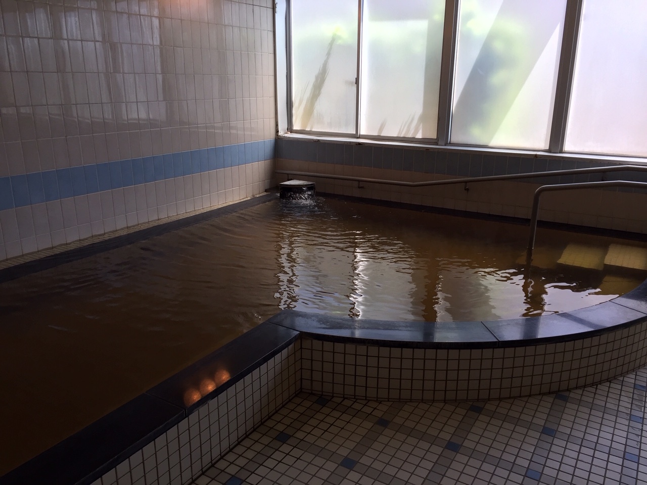 浴槽の様子。長島温泉のお湯です。