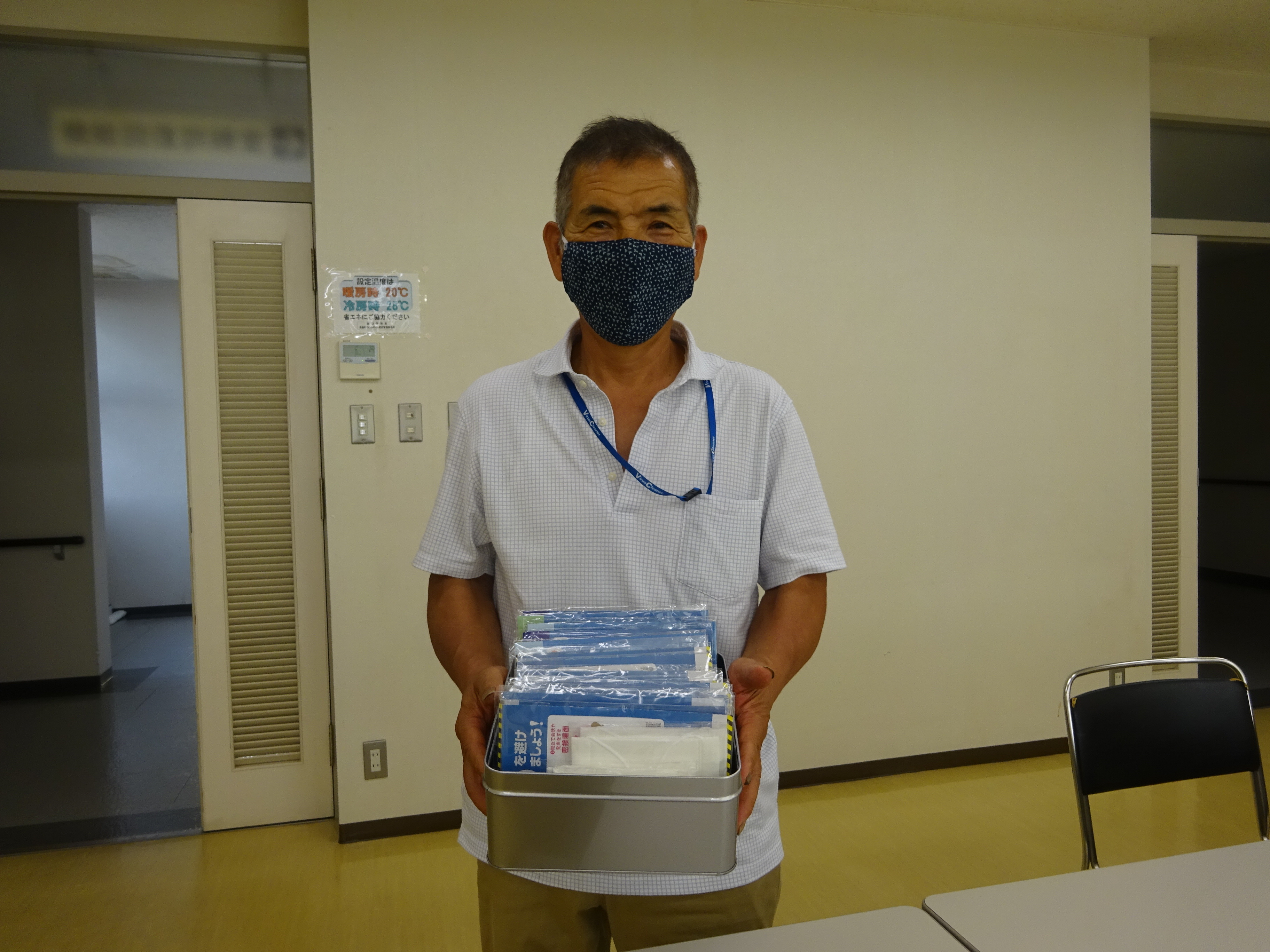 長島町ボランティア連絡協議会会長と集まったマスクの写真