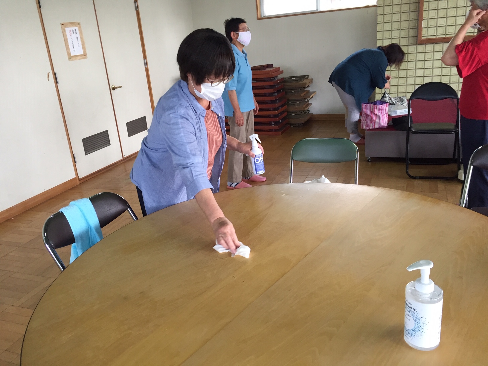 机を消毒する様子写真