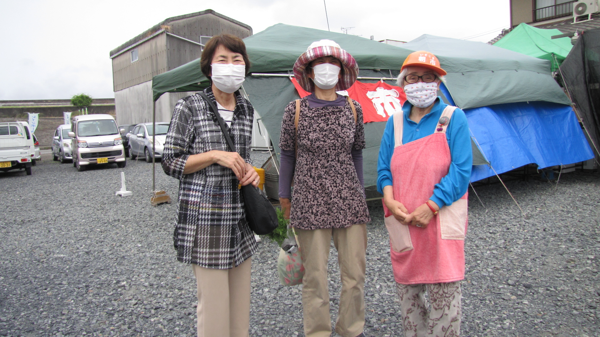 元民生児童委員さんたちも買い物に来ていました　写真