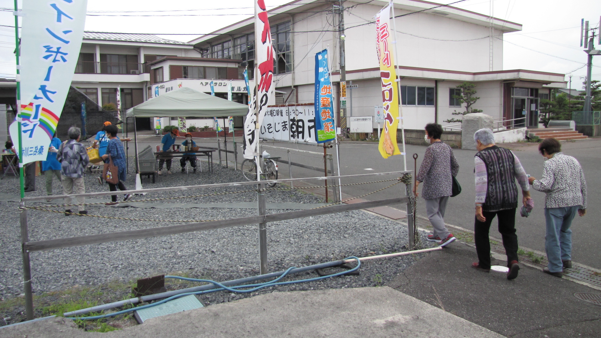 参加者が朝市に向かう様子写真