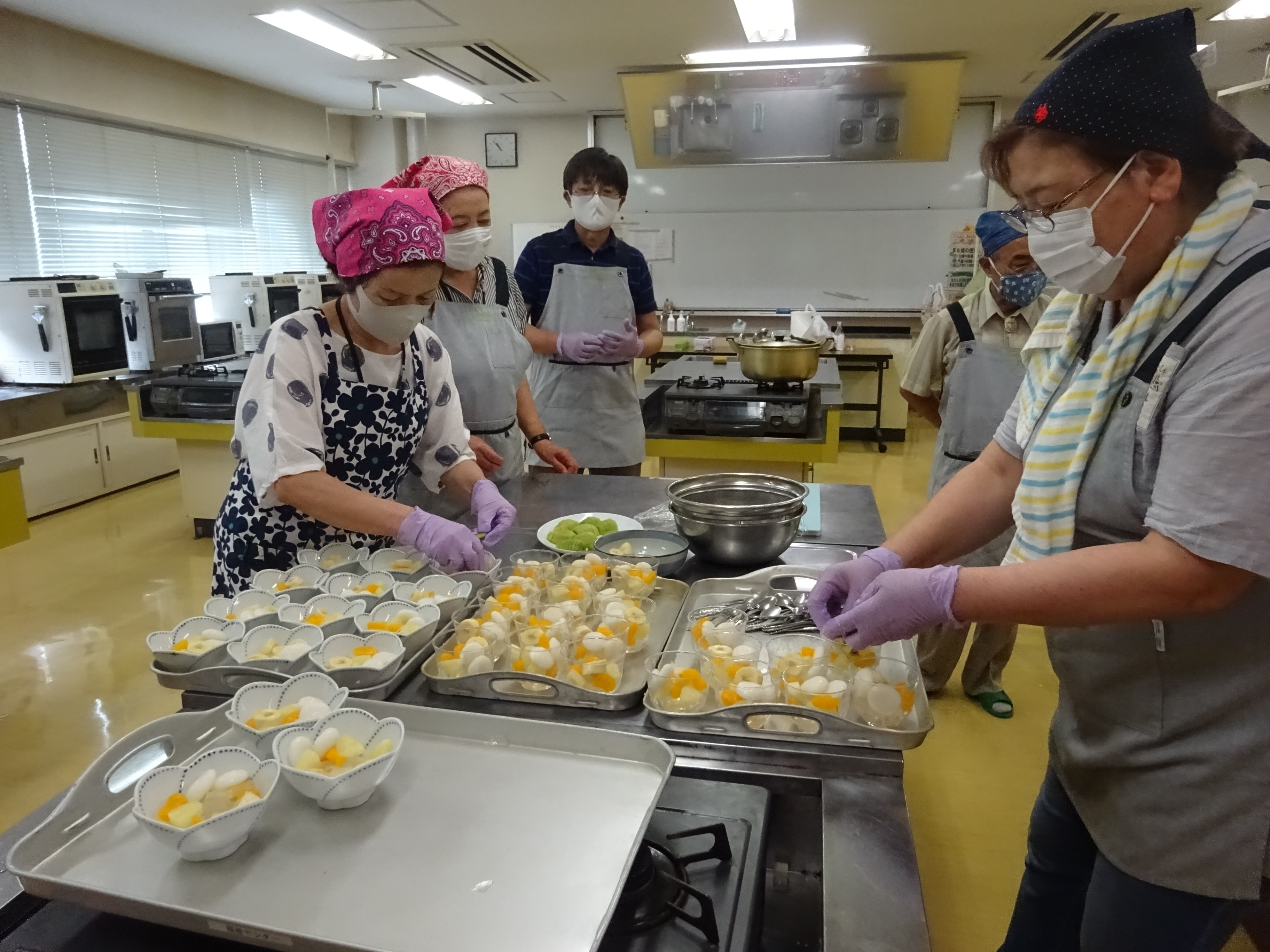 民生委員児童委員さんによる昼食作り写真