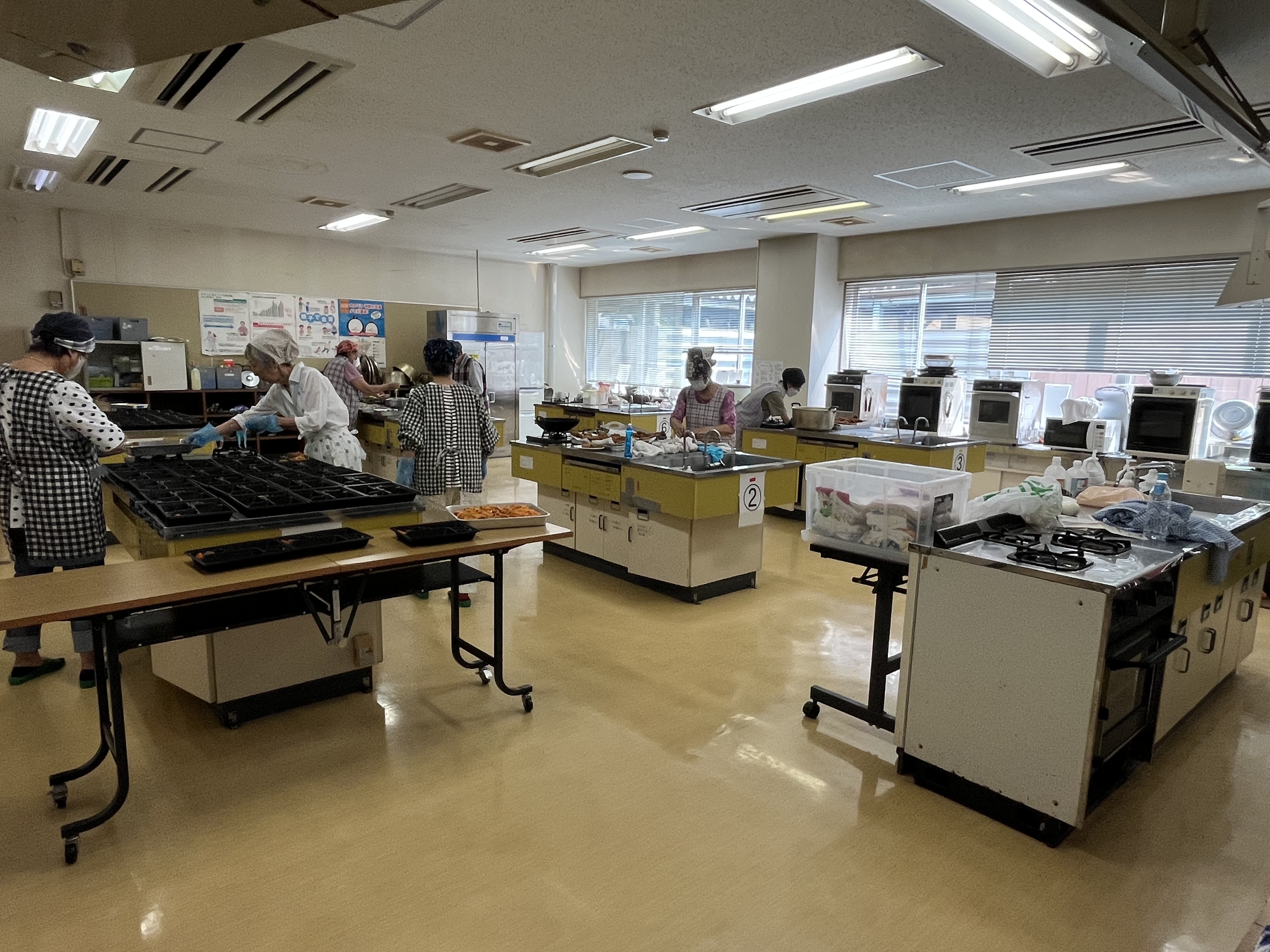 お弁当を作っている様子の写真