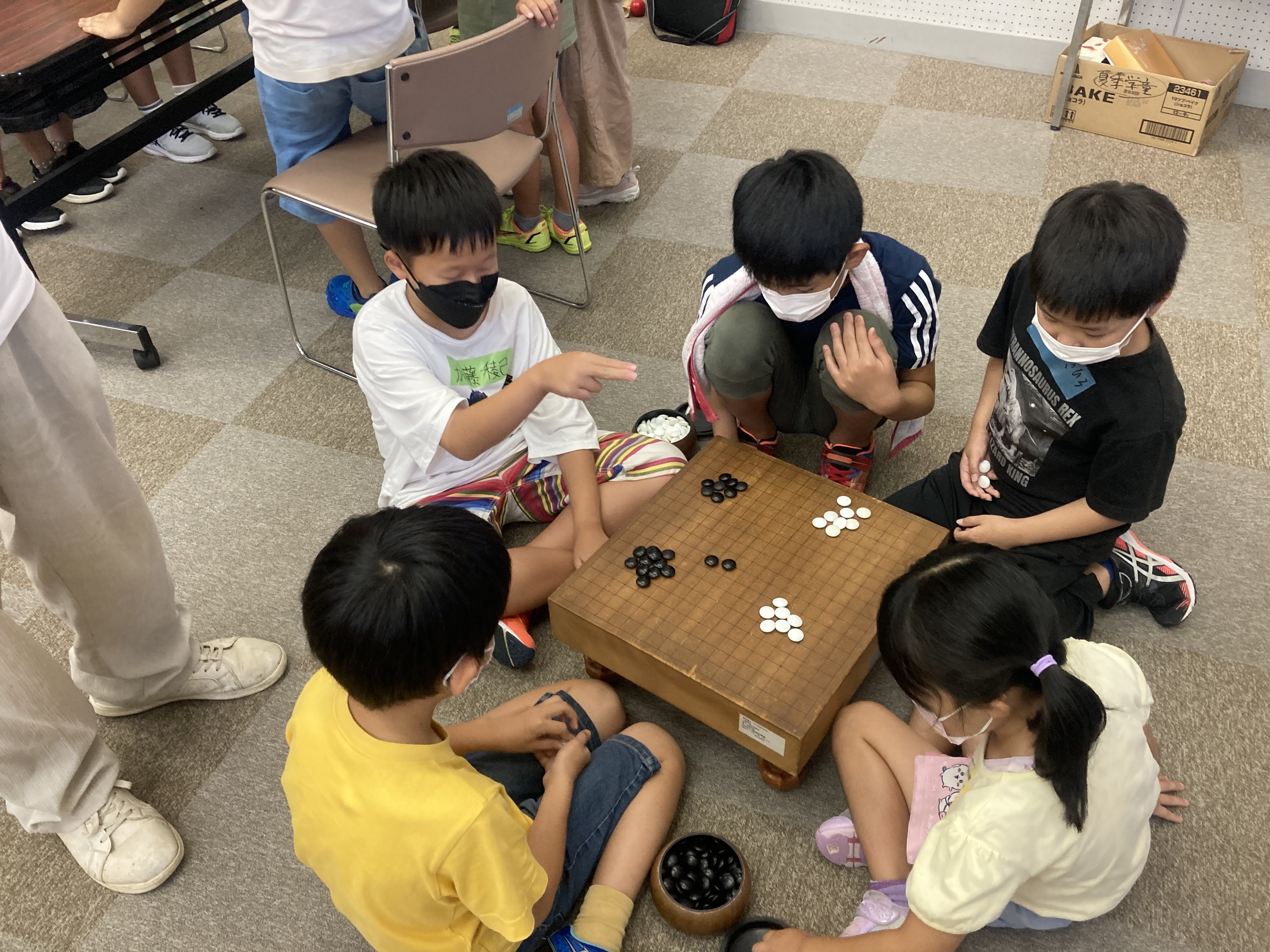 碁盤と碁石で遊んでいます