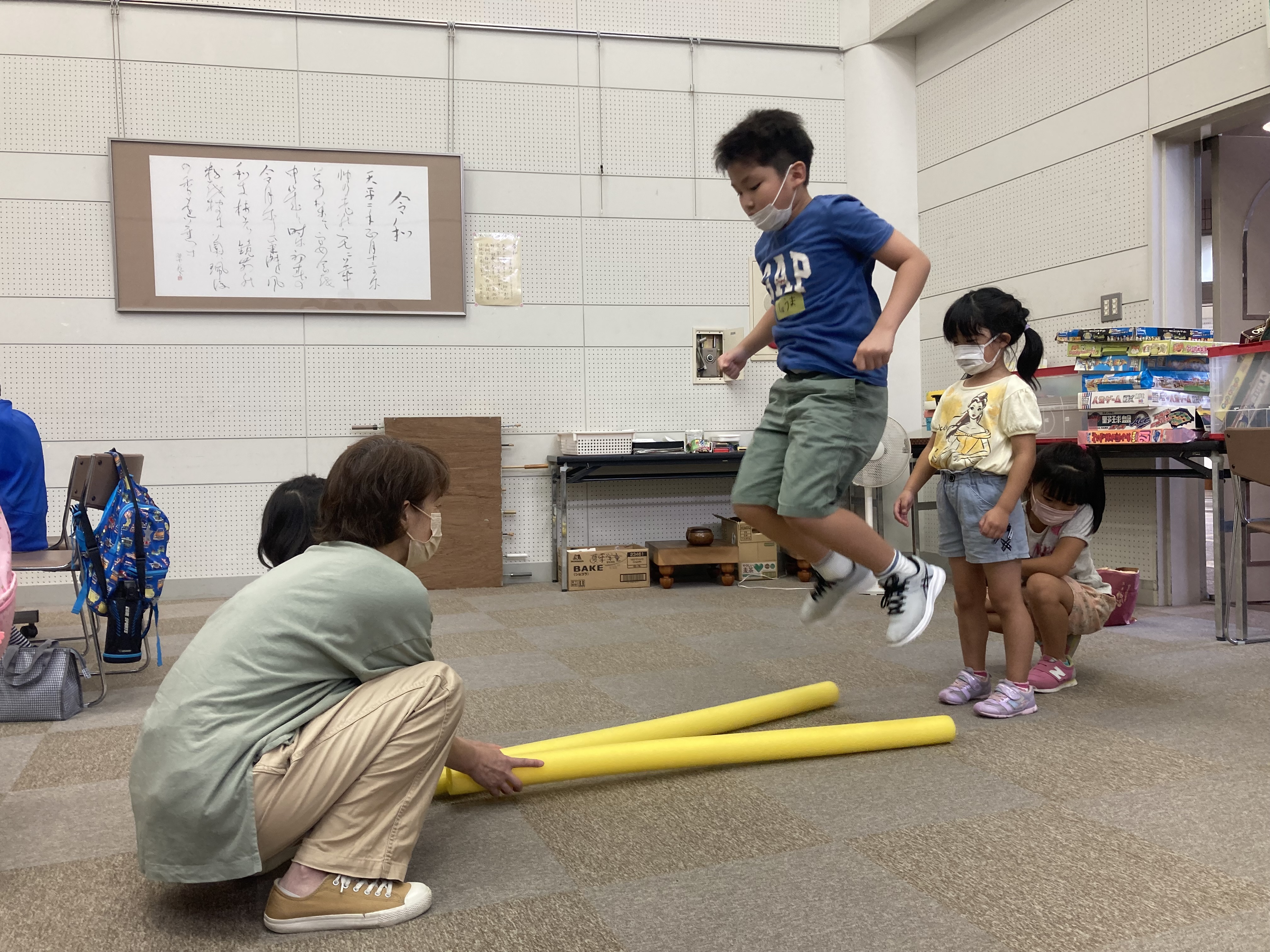 指導員が動かす棒をよけるようにぴょんぴょん飛びます