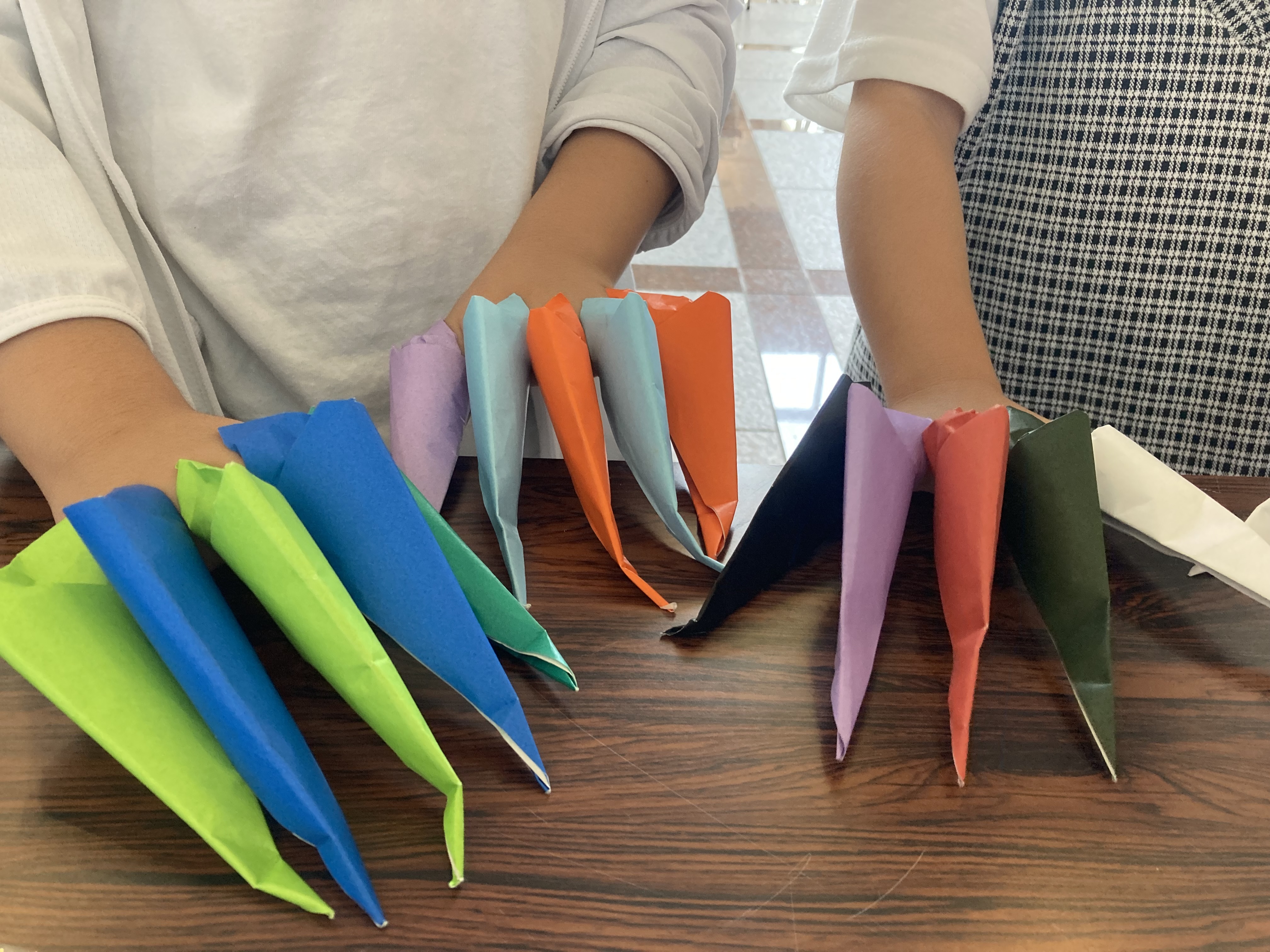 折り紙で作った恐竜の爪