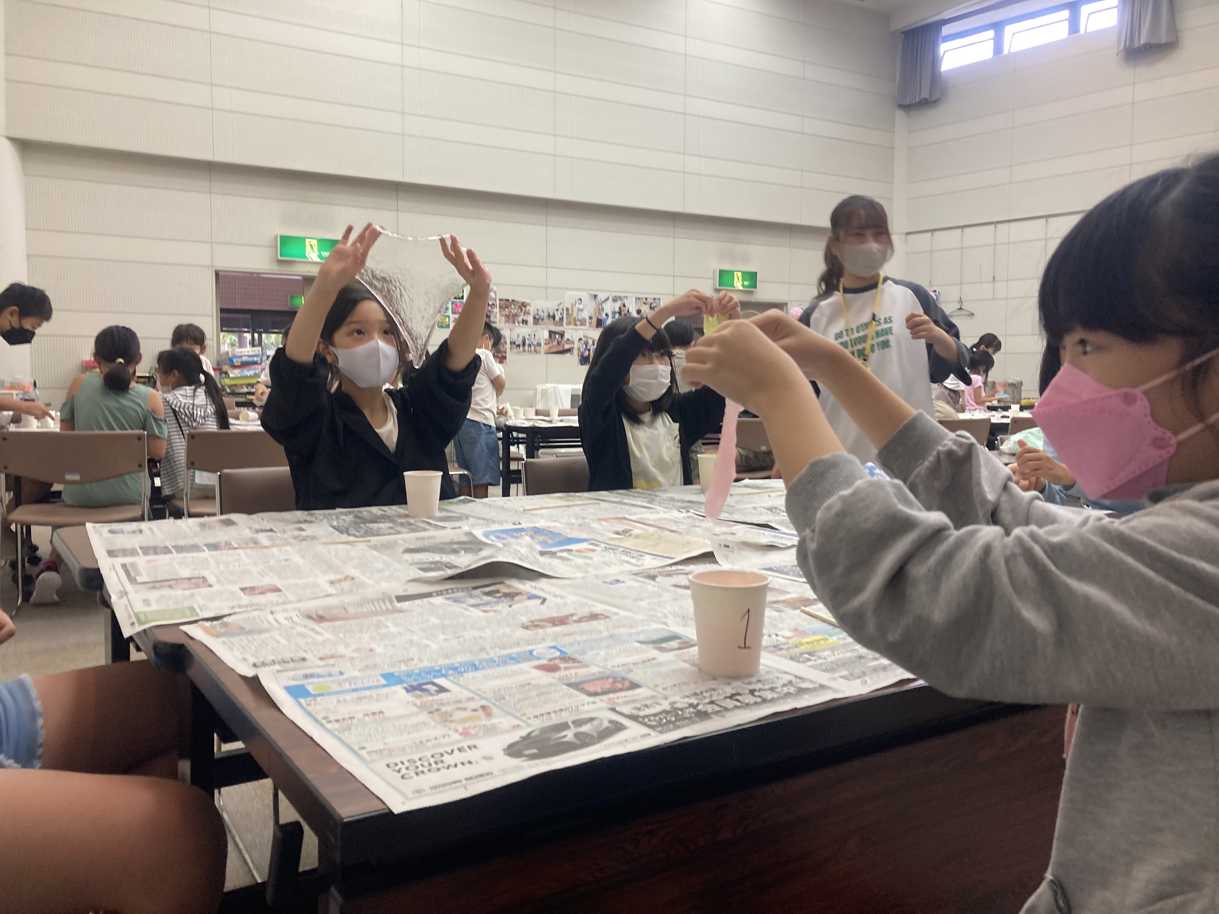 大学生のボランティアさんとスライム作り