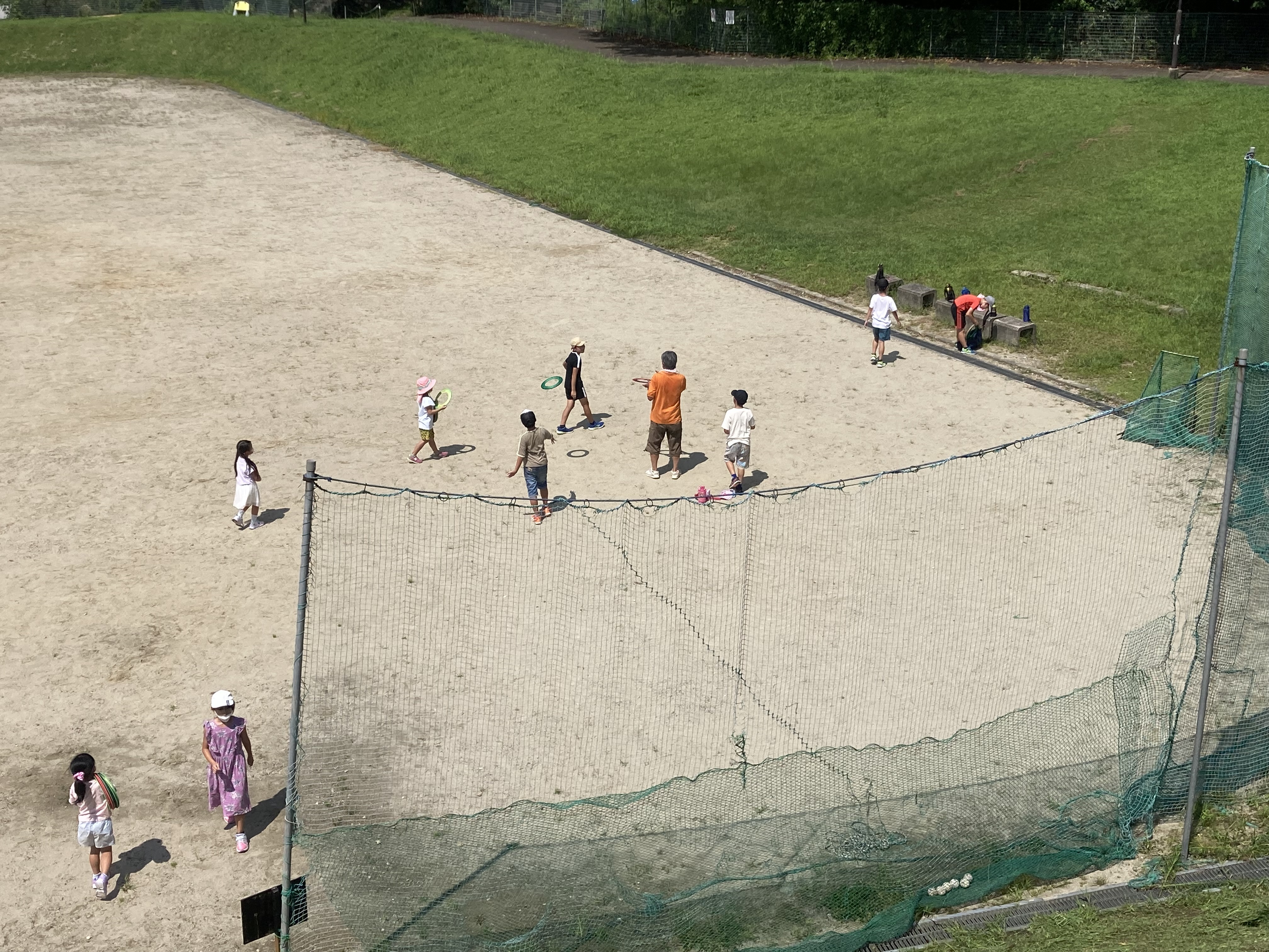 外遊びの様子（屋上から）