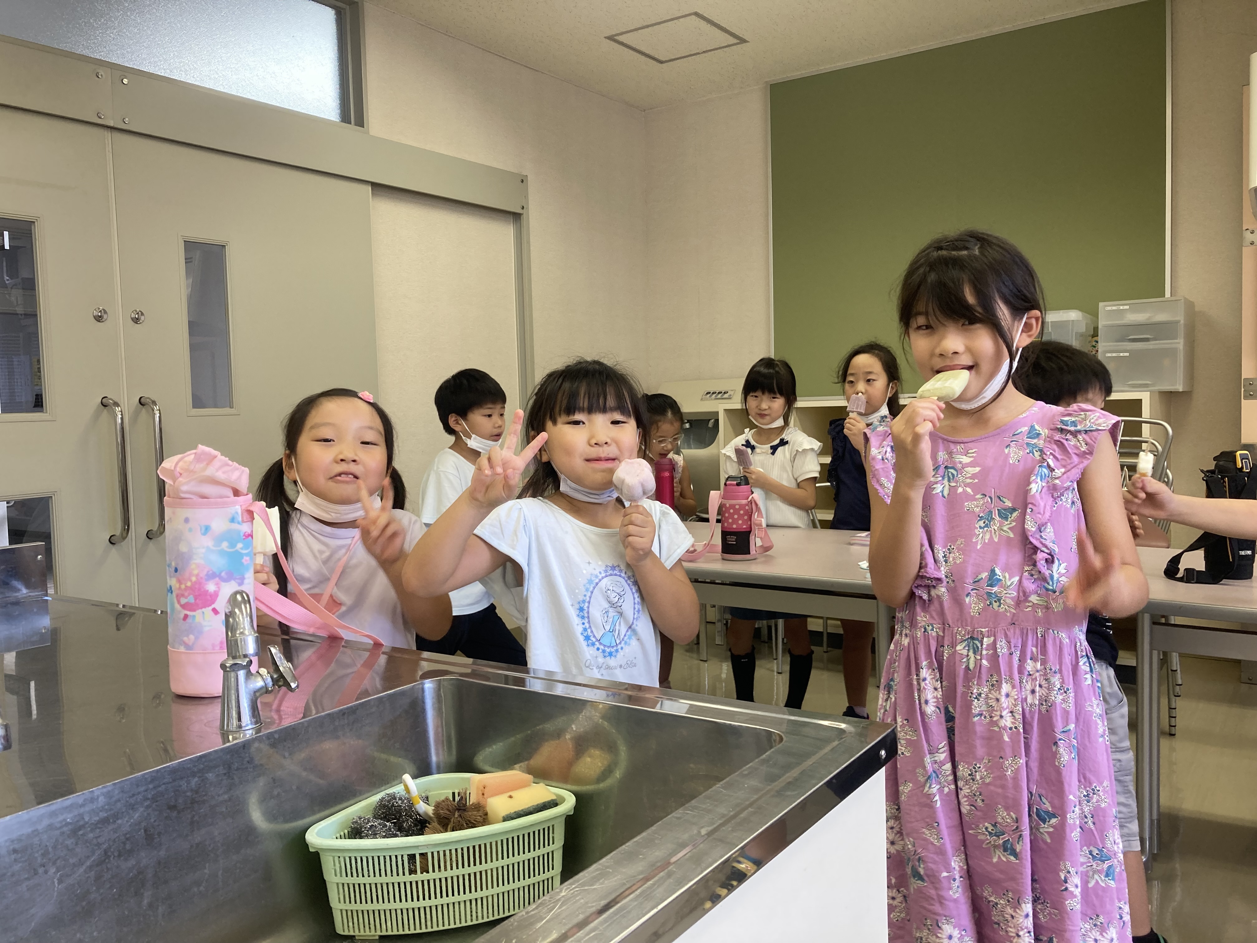 「桑名の歴史と文化を学ぶ日」のおやつでアイス饅頭やアイスキャンディを食べました