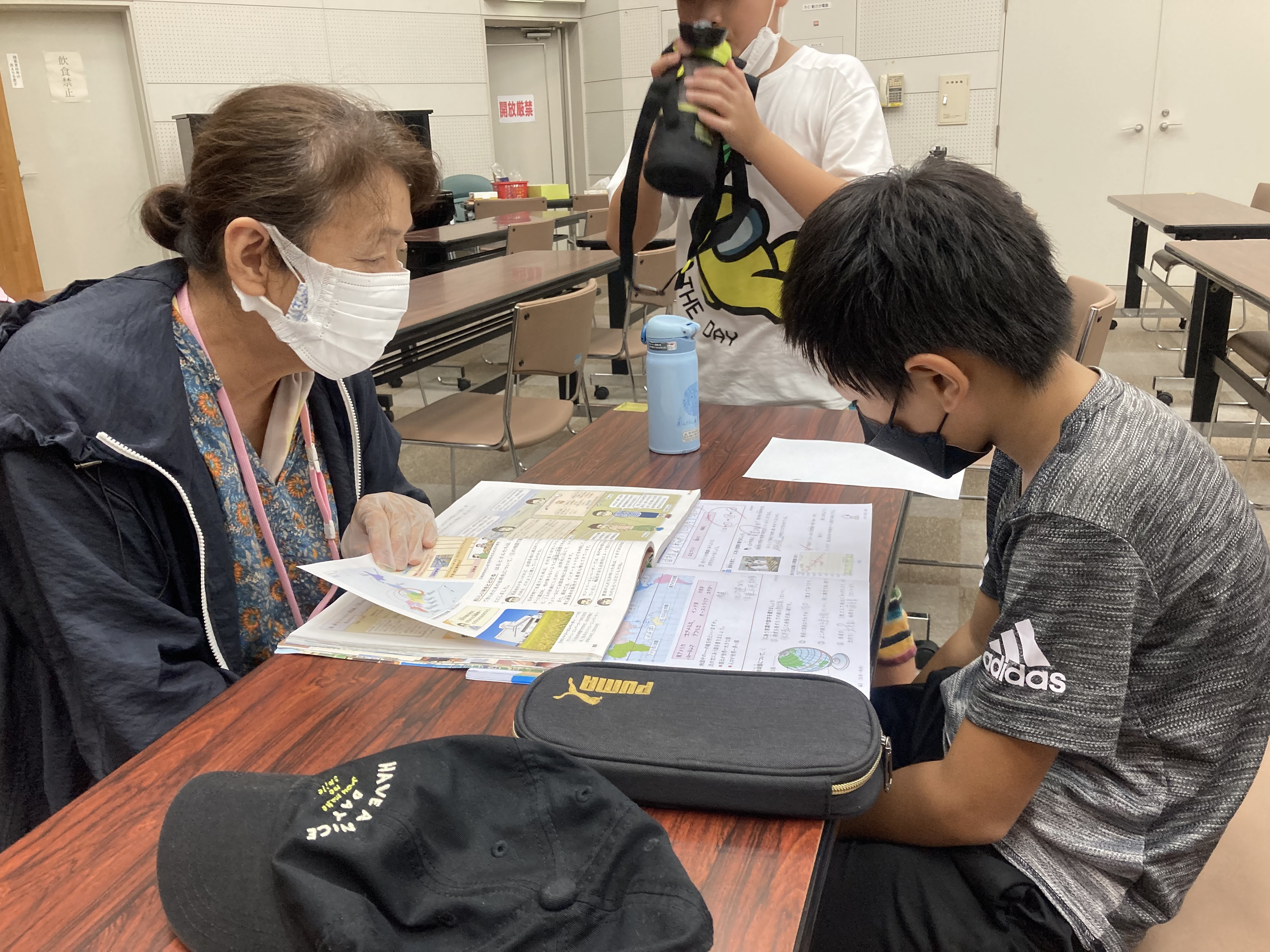 夏休みの宿題の追い込み。先生に教えてもらっています。